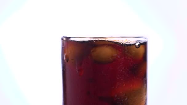 Cubo Hielo Caída Cola Bebida — Vídeo de stock
