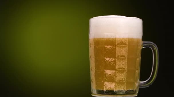 Glass Beer Green Light Background — Αρχείο Βίντεο