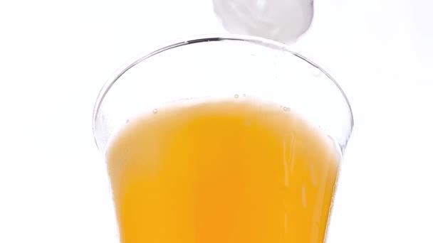 Eiswürfel Fällt Orangensaft — Stockvideo