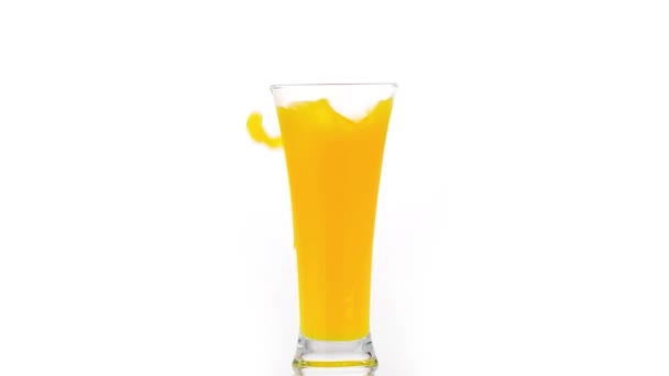 Cubo Hielo Cayendo Jugo Naranja — Vídeos de Stock