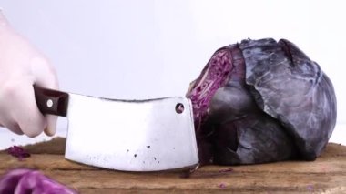 Tahtada lahana kesiyorum.