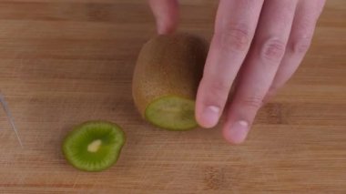 Kesme tahtasındaki Kiwi kesimi
