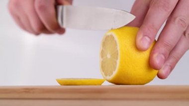 Lemon 'u doğrama tahtasından kesmek