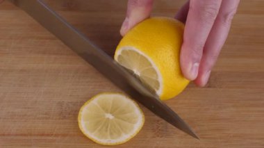 Lemon 'u doğrama tahtasından kesmek