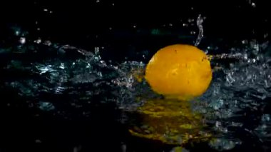 Limon Suya Düşüyor