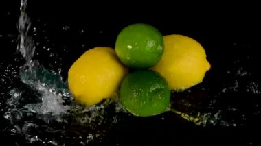 Su Sıçratma 'da limon ve limon.