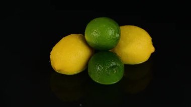 Su Sıçratma 'da limon ve limon.