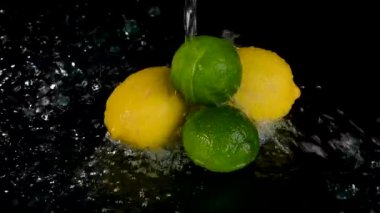 Su Sıçratma 'da limon ve limon.