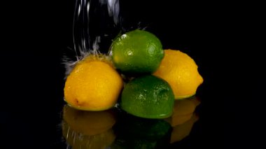 Taze limon ve limon yakın plan siyah zemin üzerinde süzülen su 
