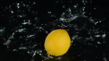 Su Sıçratma 'da limon ve limon.