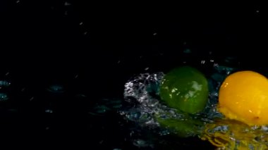 Su Sıçratma 'da limon ve limon.