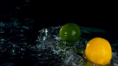 Su Sıçratma 'da limon ve limon.