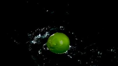 Taze kireç suya düşüyor.