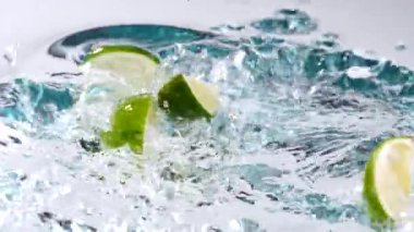 Taze kireç suya düşüyor.