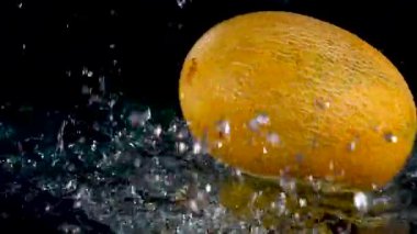Melon Düşüyor ve Su Sıçrıyor