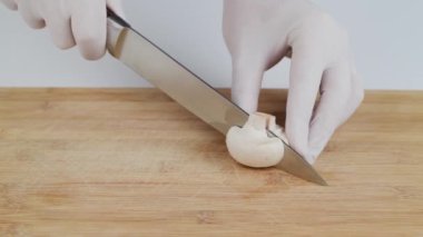 Kesme tahtasında mantar doğrama