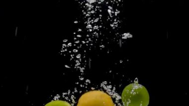 Su Sıçratma 'da limon ve limon.