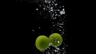 Taze kireç suya düşüyor.