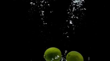 Taze kireç suya düşüyor.