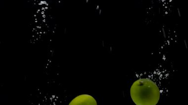 Taze kireç suya düşüyor.