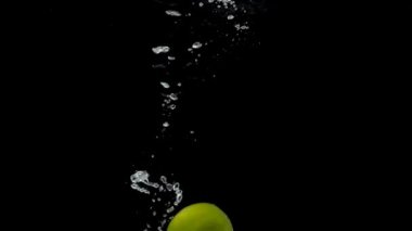 Taze kireç suya düşüyor.