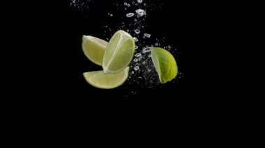 Taze kireç suya düşüyor.