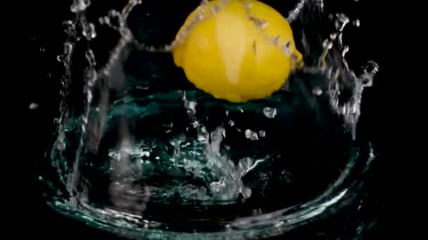 Cytryna Wpada Wody — Wideo stockowe