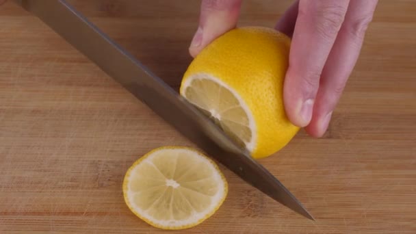 Tagliare Limone Sul Tagliere — Video Stock