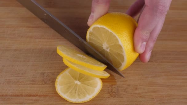 Tagliare Limone Sul Tagliere — Video Stock