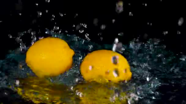柠檬掉进水花里 — 图库视频影像