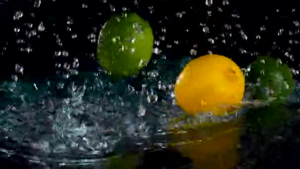 水スプラッシュ中のライムとレモンの柑橘類 — ストック動画