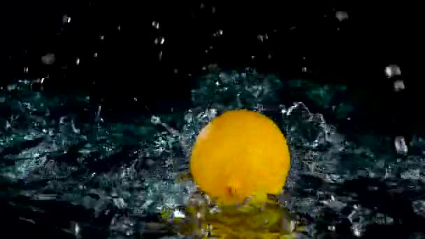 Limone Che Cade Spruzzi Acqua — Video Stock