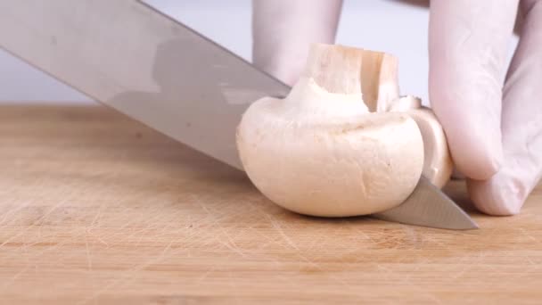 Champignons Auf Schneidebrett Hacken — Stockvideo