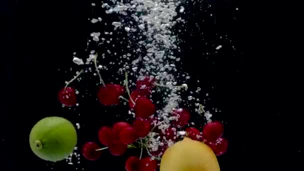 Νωπά Φρούτα Που Πέφτουν Στο Νερό — Αρχείο Βίντεο