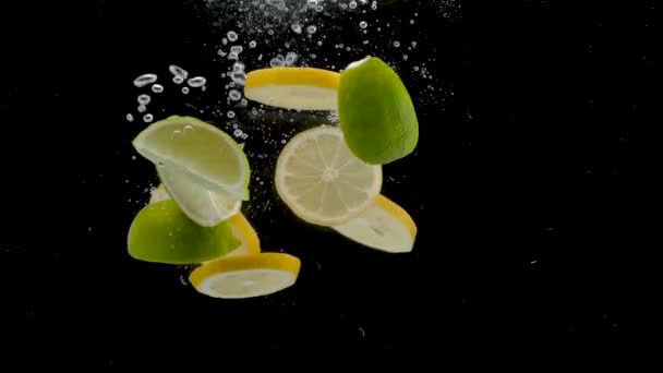 水スプラッシュ中のライムとレモンの柑橘類 — ストック動画