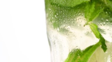 Taze limonlu mojito bardağı ve naneli şeker. Kapatın.