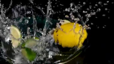 Su Sıçratma 'da limon ve limon.
