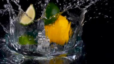 Su Sıçratma 'da limon ve limon.