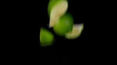 Taze kireç suya düşüyor.