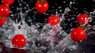 Domatesler suya dökülüyor.