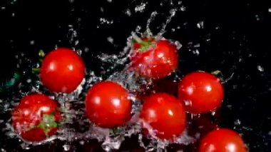 Domatesler suya dökülüyor.