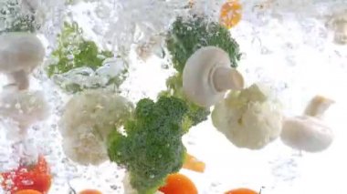 Taze sebzeler Suyun içine düşüyor Yavaş Hareket