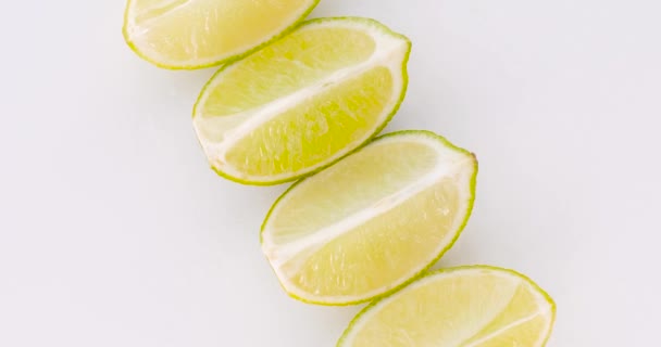 Lime Fette Sfondo Bianco Vista Dall Alto — Video Stock