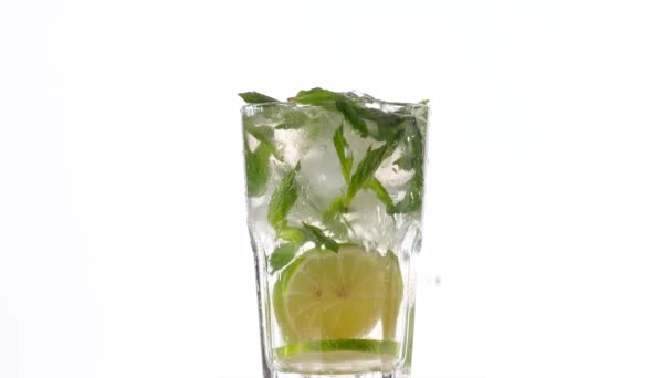 Jégkockák Beleesnek Mojito Koktélba — Stock videók