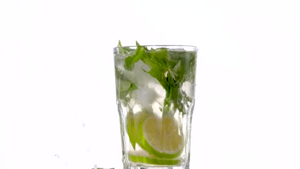 Jégkockák Beleesnek Mojito Koktélba — Stock videók