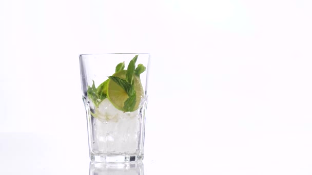 Fazendo Mojito Fundo Branco — Vídeo de Stock