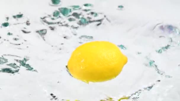Zitrone Fällt Ins Wasser — Stockvideo