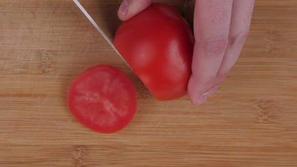 Skär Färsk Tomat Hackbrädan — Stockvideo