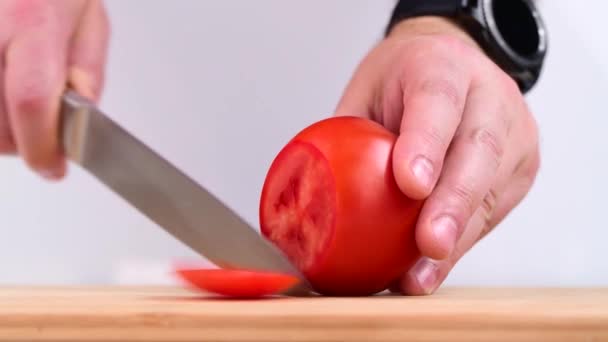 Frische Tomaten Auf Schneidebrett Schneiden — Stockvideo