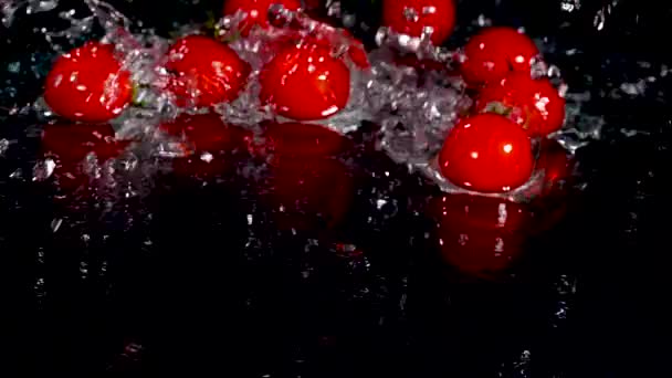 Tomaten Vallen Een Plons Water — Stockvideo